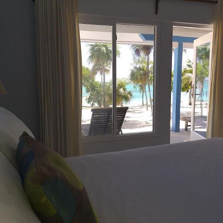 Pelican Beach Hotel Whitby エクステリア 写真