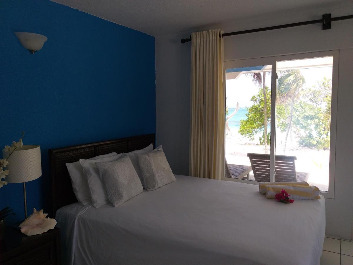 Pelican Beach Hotel Whitby エクステリア 写真