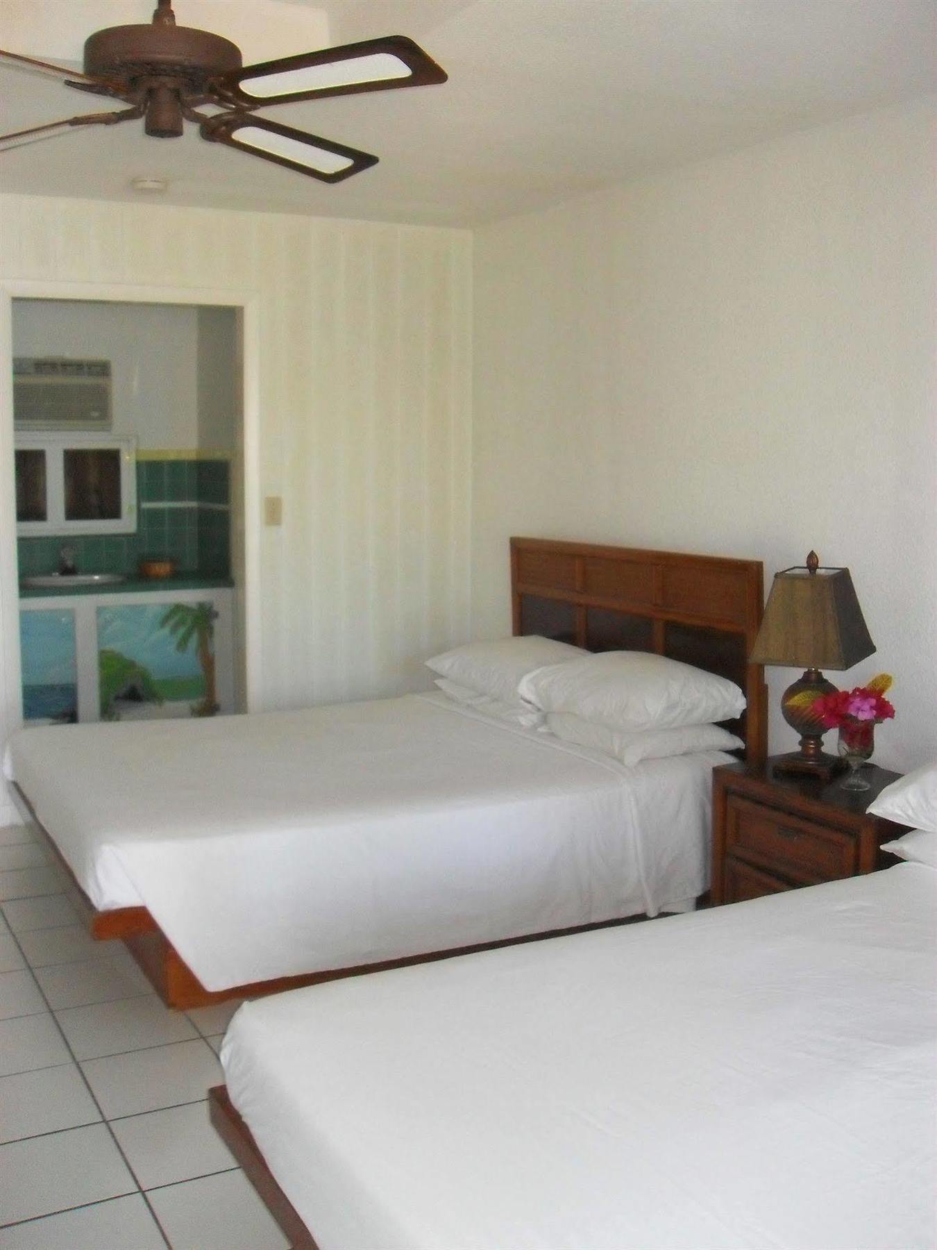 Pelican Beach Hotel Whitby エクステリア 写真