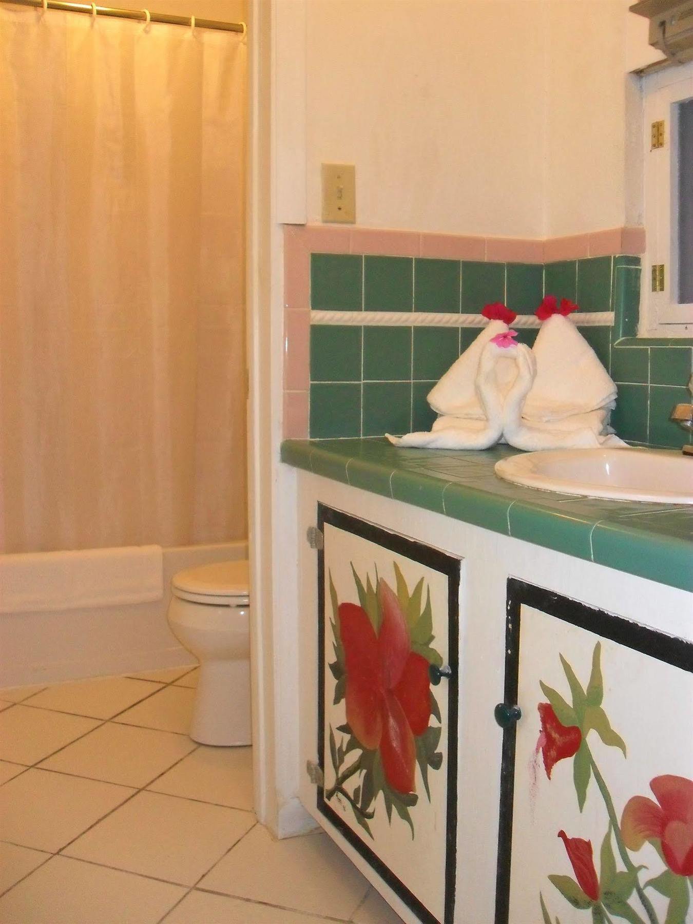Pelican Beach Hotel Whitby エクステリア 写真